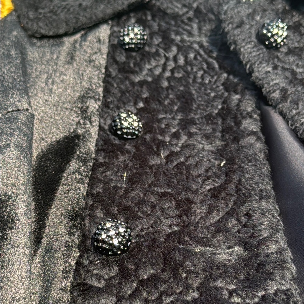 Elegant Black ladies size 6 to 8 curly lamb vintage coat. - Picture 12 of 15